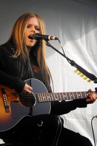 Avril-Lavigne-picture-acoustic-guit.jpg