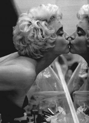 [img width=288 height=400]http://i74.photobucket.com/albums/i245/lipstick_photos/normal_mirror2.jpg[/img]